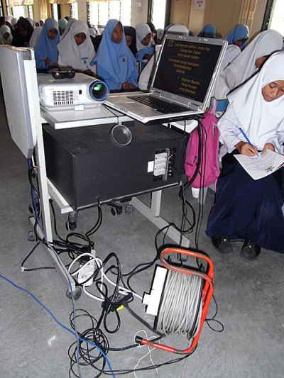 Sususan peralatan multimedia semasa seminar di SK Seri Setia, Teluk Intan